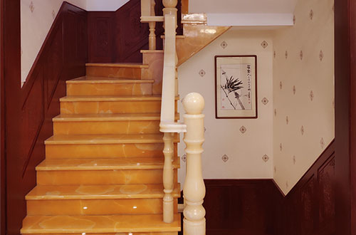 安阳中式别墅室内汉白玉石楼梯的定制安装装饰效果