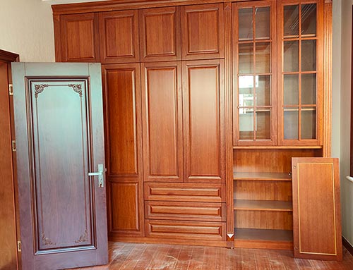 安阳中式家庭装修里定制的实木衣柜效果图